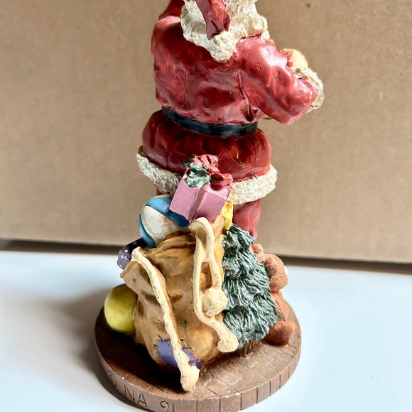 Vintage Santa with Bag of Toys Resin Figurine.. - Picture 4 of 5